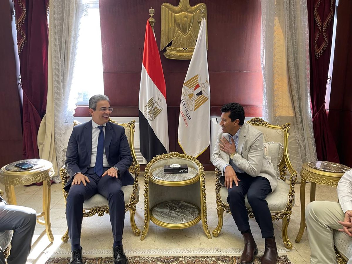 وزير الشباب يهنئ نقيب الإعلاميين بمناسبة عيد الإعلاميين