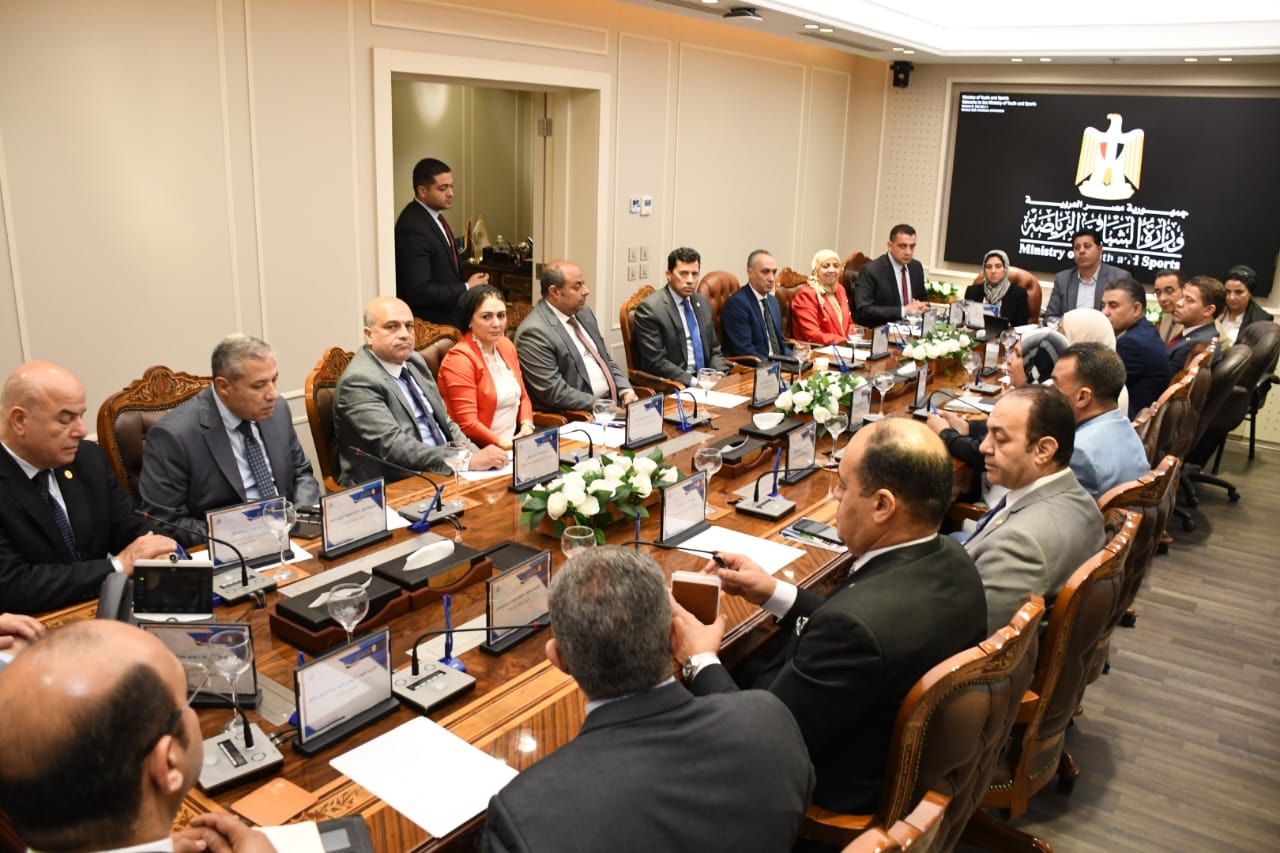 وزير الشباب يجتمع بقيادات الوزارة لمناقشة خطة العمل خلال الفترة المقبلة والاستعدادات لعيد الأضحى داخل المنشآت