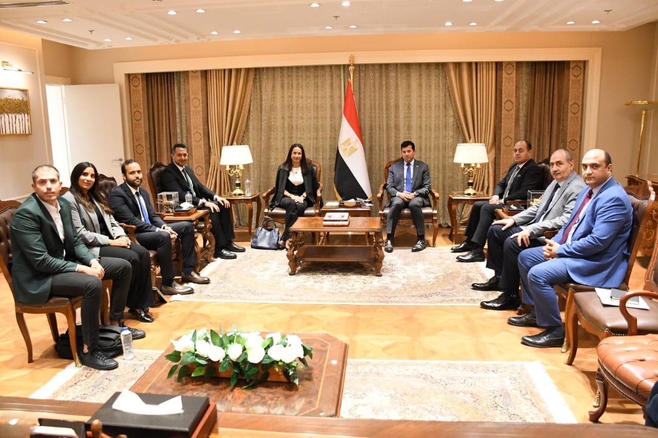 وزير الشباب يبحث مع مسؤولي شركة "أديداس" سبل التعاون المشترك