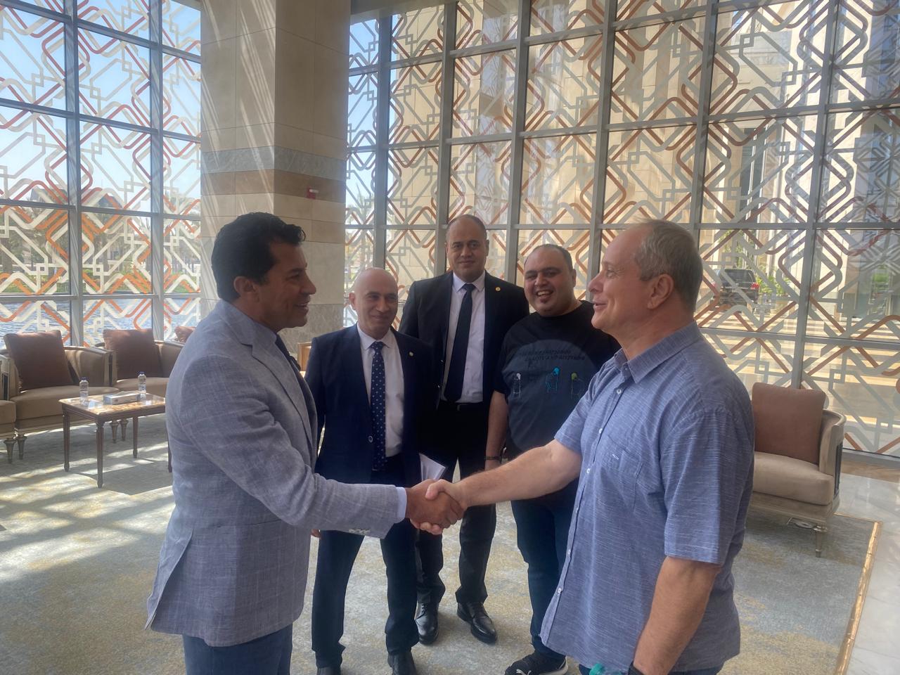 وزير الشباب والرياضة يلتقي رئيس اتحاد رفع الأثقال والمدير الفني الجديد للمنتخب المصري