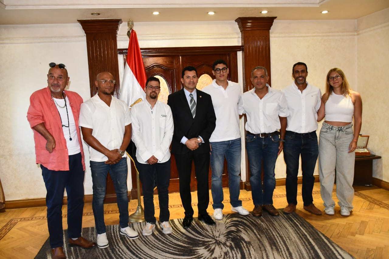 وزير الشباب والرياضة يستقبل البعثة المصرية ويكرمها بعد التتويج بالمركز الأول في سباق "كابري - نابولي" العالمي للسباحة بإيطاليا