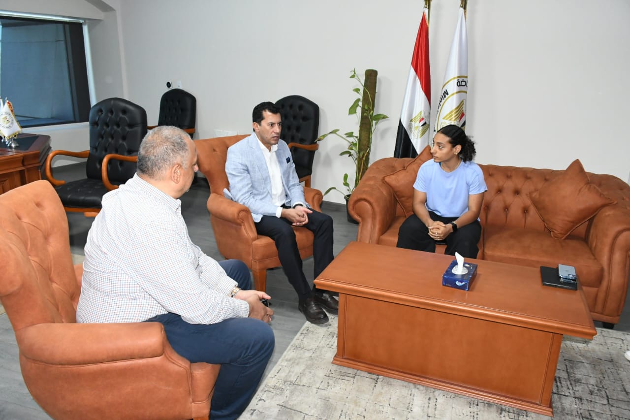 وزير الرياضة يلتقي لاعبة الإسكواش كنزي أيمن لتذليل العقبات الدراسية ودعم مسيرتها الرياضية