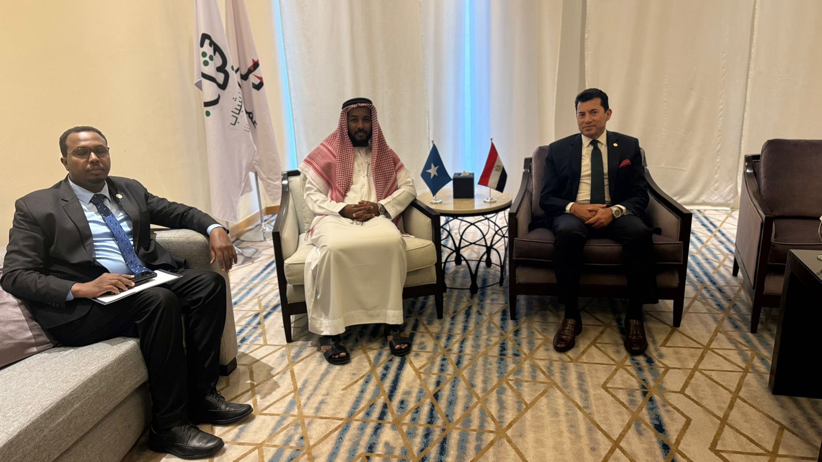وزير الشباب والرياضة يلتقي نظيره الصومالي لبحث سبل التعاون المشترك