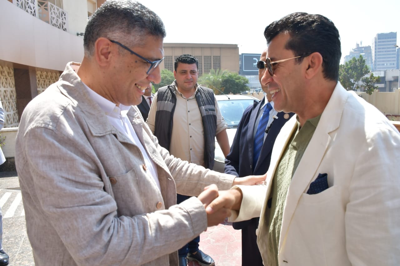 الدكتور أشرف صبحي يبدأ جولة الجيزة بزيارة الديوان العام تمهيداً لافتتاح عدد من المنشآت الرياضية والشبابية